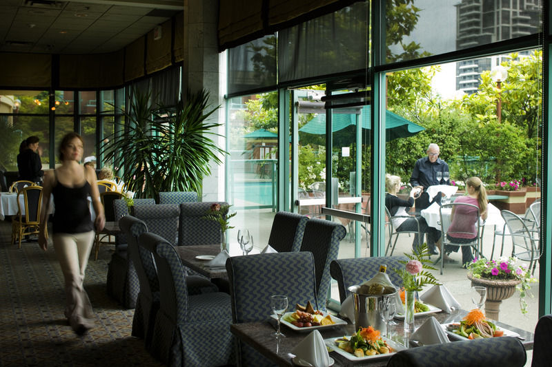 فندق بورنبيفي  أجنحة فندقية ومركز مؤتمرات إكزكيوتف بورنابي المطعم الصورة